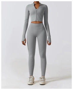 Gros plan sur un ensemble de sport gris pour femme avec veste zippée et legging taille haute