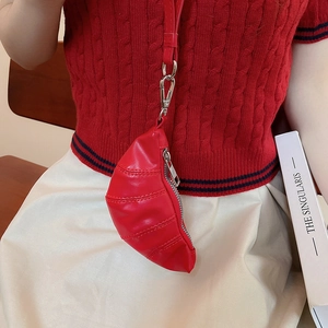 Vue détaillée du mini sac croissant rouge en cuir PU brillant avec fermeture éclair