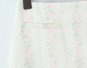 Détail du tissu à fleurs montrant la poche invisible sur l'ensemble jupe d'été