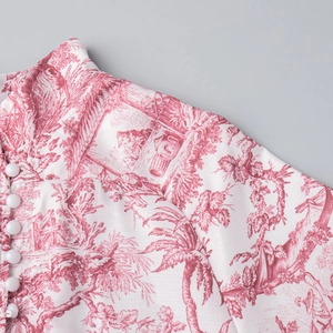 Détail de robe à imprimé Toile de Jouy rouge avec boutons blancs et col montant élégant
