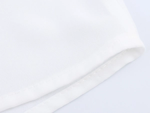 Detailansicht der weißen Chiffon-Bluse mit Fokus auf die Doppelsäume und das feine Gewebe