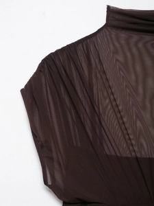 Dettaglio dell'abito midi in tulle marrone scuro con pieghe sulle spalle e collo alto