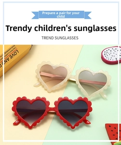 Detail der herzförmigen Kinder-Sonnenbrille mit Wellenrahmen und Verlaufgläsern, Modell SS2023
