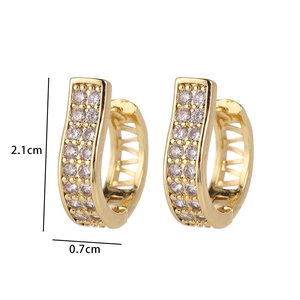 Detail view of gold U-shaped huggie earrings with size 2.1cm height and 0.7cm thickness