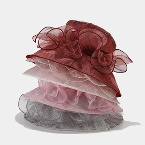 Empilement de quatre chapeaux d'église en organza coloré avec volants et fleurs