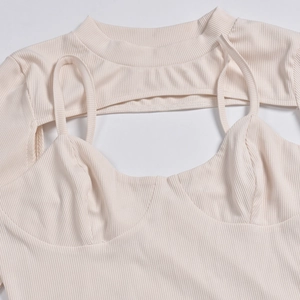 Dettaglio ravvicinato del set due pezzi in maglia a coste beige che mostra il tessuto