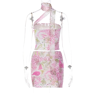 Détail de l'ensemble deux pièces à imprimé floral rose et vert avec haut court et mini-jupe