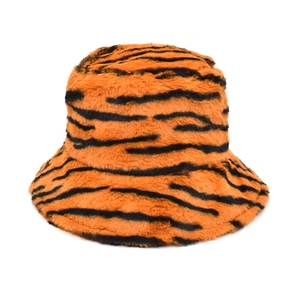 Detail eines weichen Fischerhuts aus Kunstpelz mit leuchtenden orange-schwarzen Tigerstreifen
