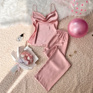 Ensemble pyjama en soie glacée rose avec caraco et pantalon sur fond en peluche