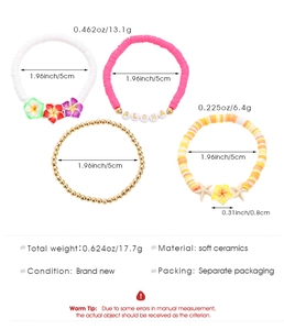 Detalle de pulseras coloridas de arcilla con estrellas de mar, cuentas Aloha y medidas