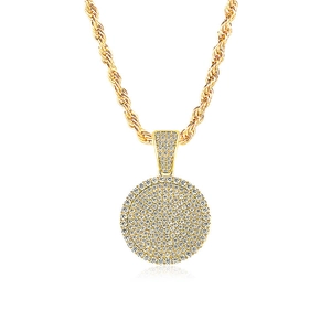 Collier chaîne torsadée dorée hip-hop avec grand pendentif rond pavé de zircons fins