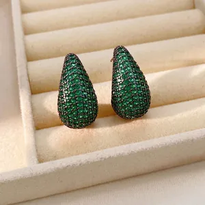 Boucles d'oreilles vintage en argent avec zircons verts dans un coffret beige