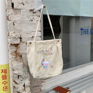 Détail du sac cabas en velours côtelé blanc cassé avec broderie lapin et fruits mignons