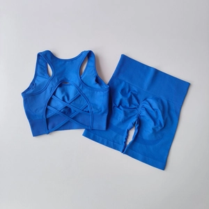 Detail von hellblauem nahtlosem Yoga-Set mit Überkreuz-Träger-BH und Push-up-Effekt-Shorts