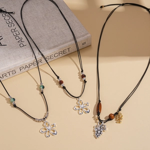 Colliers bohèmes en corde de cire avec perles en céramique et pendentifs fleurs