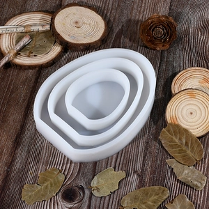 Set di tre stampi in silicone a nido d'ape per uova di Pasqua fai-da-te su fondo rustico