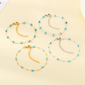 Set de 4 pulseras minimalistas de acero inoxidable con cuentas cilíndricas turquesa.