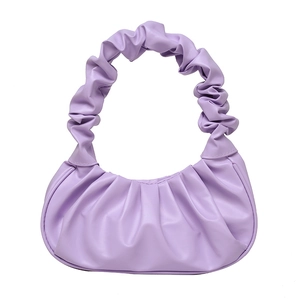 Chique paarse hobo-tas met geplooid ontwerp en een elegante halve maanvormige vorm