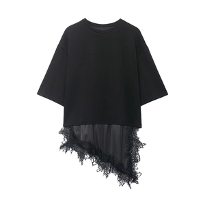 Damen T-Shirt in Schwarz mit Rundhalsausschnitt und unregelmäßigem Saum aus Spitze