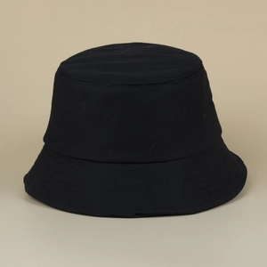Détail de la texture en coton sergé noir et du bord plat de ce chapeau bob décontracté