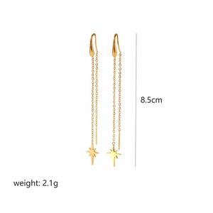 Dettaglio degli orecchini a stella dorati con lunghezza 8,5 cm e peso di 2,1 g