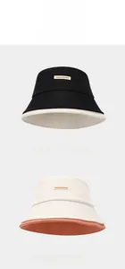 Dettaglio di cappelli da sole in cotone con etichette tessute NewFashion bicolore