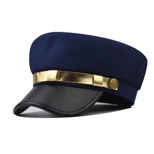 Vue détaillée de la casquette plate bleu marine avec visière en cuir noir et liseré doré