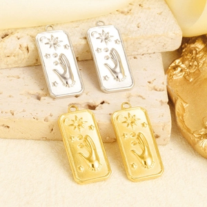 Vue détaillée de pendentifs rectangulaires soleil et lune en or et argent sur pierres