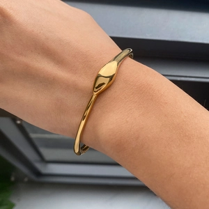Bracciale rigido minimalista in acciaio inossidabile 18K con finitura martellata