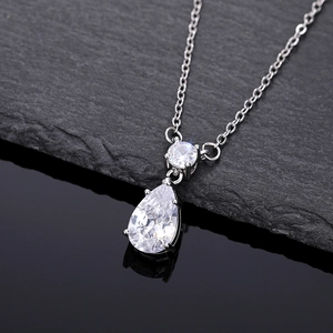 Détail macro du collier pendentif en zircon goutte d'eau avec reflet élégant