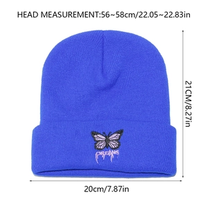 Tableau des tailles détaillé d'un bonnet en tricot bleu avec broderie de papillon
