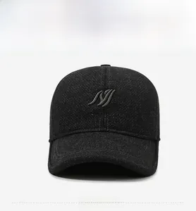 Detailansicht der dunkelgrauen Woll-Baseballkappe mit 3D-Kurven-Logo-Stickerei
