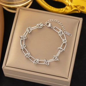 Collar de cadena con nudo minimalista en acero inoxidable pulido estilo urbano