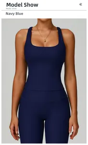 Gros plan du tissu en maille côtelée bleu marine sur un gilet de sport et un legging