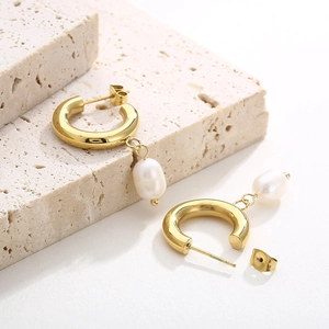 Vue détaillée des boucles d'oreilles créoles plaquées or 18K avec perles d'eau douce