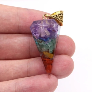 Colgante de pirámide con trozos de piedras naturales coloridas y cierre de aleación dorada