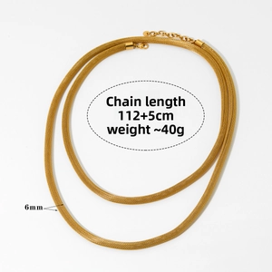 Detail of 112cm gold mesh chain necklace with 6mm width and layered texture