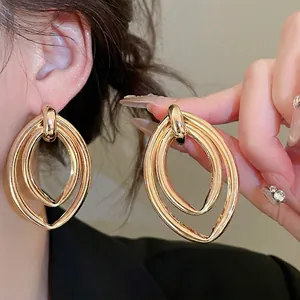 Élégantes boucles d'oreilles doubles ovales dorées pour femmes au design géométrique épuré