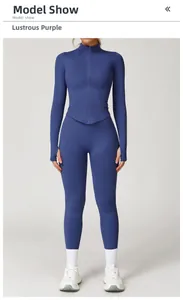 Vue de face d'un ensemble de yoga côtelé violet avec haut court et legging de sport