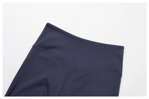 Détail du legging de yoga bleu marine taille haute avec coutures en V et tissu extensible