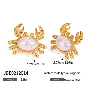 Detailansicht der goldener Krabbenohrringe mit Perlen aus hypoallergenem Edelstahl