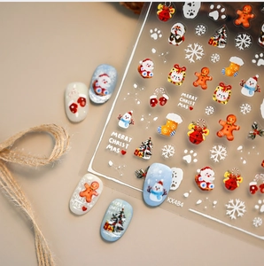 Dettagli di adesivi per nail art natalizi con motivi di Babbo Natale, pupazzo e pan di zenzero