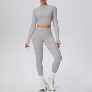 Ensemble de yoga gris ajusté avec legging taille haute et veste zippée à passe-pouces