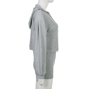 Detail von grauem geripptem Strick-Hoodie mit Reißverschluss und Faltenärmeln