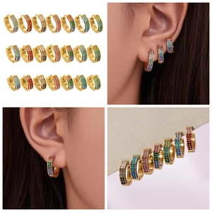 Dettaglio degli orecchini a cerchio placcati oro 18k con zirconi colorati incastonati
