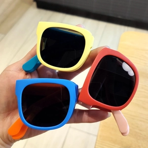 Détail de lunettes de soleil pliables pour enfants avec monture mate et verres foncés