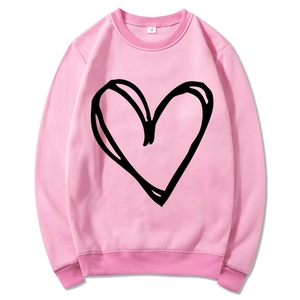 Rosa Rundhals-Sweatshirt mit schwarzem Herzprint für Damen, liegend präsentiert