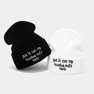 Schwarze und weiße Strickmützen mit 'put it on my husband's tab' Stickerei-Design