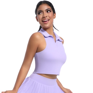 Détail du crop top polo sans manches lavande et de la jupe plissée pour le tennis et le fitness