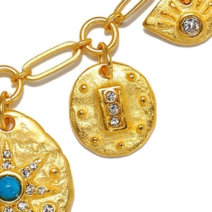 Vue macro détaillée de pendentifs dorés 18K avec étoile et pierre turquoise sertie